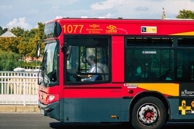 Sevilla İspanya 22 Eylül 2021 Sevilla otobüsü Coronavirus salgını sırasında İspanya 'yı vururken, maske takmak zorunludur.