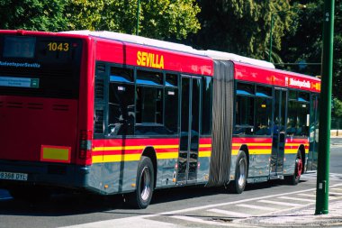 Sevilla İspanya 22 Eylül 2021 Sevilla otobüsü Coronavirus salgını sırasında İspanya 'yı vururken, maske takmak zorunludur.