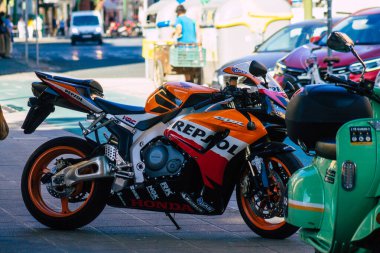 Seville İspanya 22 Eylül 2021 Sevilla, sembolik bir şehir ve Endülüs Bölgesi 'nin başkenti Sevilla caddelerine parketti.