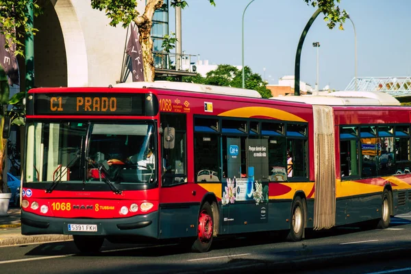 2021年9月22日 西班牙塞维利亚大爆发期间 公共汽车穿过塞维利亚的街道 必须戴上口罩 — 图库照片