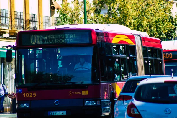 セビリアスペイン2021年9月22日スペインを襲ったコロナウイルス発生の間 セビリアの通りを走るバスは マスクを着用することが義務付けられています — ストック写真