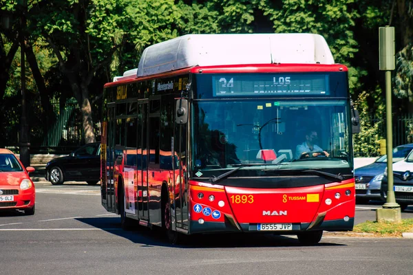 2021年9月22日 西班牙塞维利亚大爆发期间 公共汽车穿过塞维利亚的街道 必须戴上口罩 — 图库照片