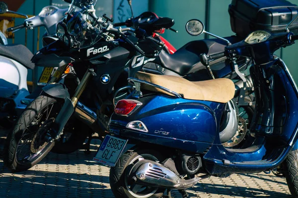 Севілья Іспанія Вересня 2021 Року Мотоцикл Припаркований Вулицях Севільї Емблематичному — стокове фото