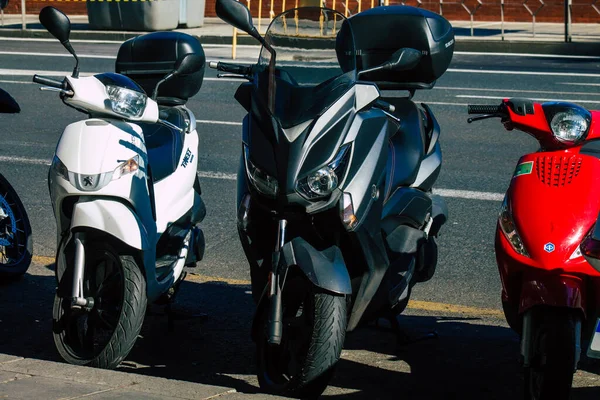 Sewilla Hiszpania Września 2021 Motocykl Zaparkowany Ulicach Sewilli Symbolicznego Miasta — Zdjęcie stockowe