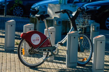 Sevilla İspanya 22 Eylül 2021 Kısa süreler için kiralanabilir bisiklet, genellikle birkaç saat için sokakta park ve Seville toplu taşıma sisteminin bir parçası