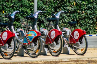 Sevilla İspanya 22 Eylül 2021 Kısa süreler için kiralanabilir bisiklet, genellikle birkaç saat için sokakta park ve Seville toplu taşıma sisteminin bir parçası