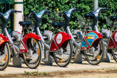 Sevilla İspanya 22 Eylül 2021 Kısa süreler için kiralanabilir bisiklet, genellikle birkaç saat için sokakta park ve Seville toplu taşıma sisteminin bir parçası
