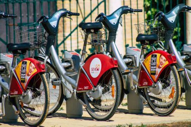 Sevilla İspanya 22 Eylül 2021 Kısa süreler için kiralanabilir bisiklet, genellikle birkaç saat için sokakta park ve Seville toplu taşıma sisteminin bir parçası