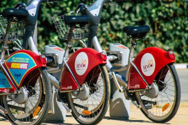 Sevilla İspanya 22 Eylül 2021 Kısa süreler için kiralanabilir bisiklet, genellikle birkaç saat için sokakta park ve Seville toplu taşıma sisteminin bir parçası