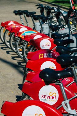 Sevilla İspanya 22 Eylül 2021 Kısa süreler için kiralanabilir bisiklet, genellikle birkaç saat için sokakta park ve Seville toplu taşıma sisteminin bir parçası