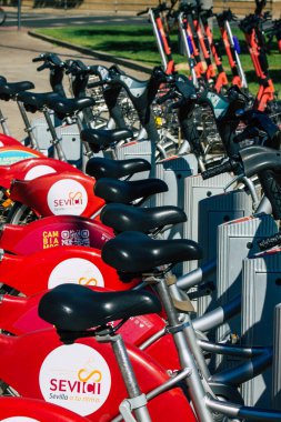 Sevilla İspanya 22 Eylül 2021 Kısa süreler için kiralanabilir bisiklet, genellikle birkaç saat için sokakta park ve Seville toplu taşıma sisteminin bir parçası
