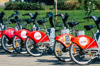 Sevilla İspanya 22 Eylül 2021 Kısa süreler için kiralanabilir bisiklet, genellikle birkaç saat için sokakta park ve Seville toplu taşıma sisteminin bir parçası