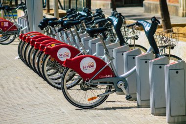 Sevilla İspanya 22 Eylül 2021 Kısa süreler için kiralanabilir bisiklet, genellikle birkaç saat için sokakta park ve Seville toplu taşıma sisteminin bir parçası