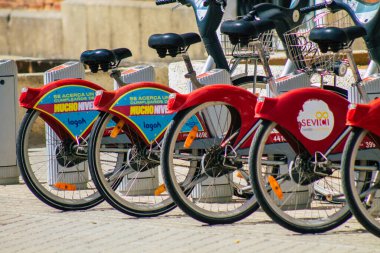 Sevilla İspanya 22 Eylül 2021 Kısa süreler için kiralanabilir bisiklet, genellikle birkaç saat için sokakta park ve Seville toplu taşıma sisteminin bir parçası