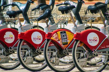 Sevilla İspanya 22 Eylül 2021 Kısa süreler için kiralanabilir bisiklet, genellikle birkaç saat için sokakta park ve Seville toplu taşıma sisteminin bir parçası