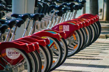 Sevilla İspanya 22 Eylül 2021 Kısa süreler için kiralanabilir bisiklet, genellikle birkaç saat için sokakta park ve Seville toplu taşıma sisteminin bir parçası