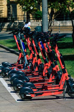 Seville İspanya 22 Eylül 2021 Seville sokaklarında park etmiş elektrik scooter 'ı küçük bir iç yanmalı motorlar ve merkezde bir güverte ile çalışıyor.