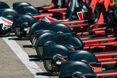 Seville İspanya 22 Eylül 2021 Seville sokaklarında park etmiş elektrik scooter 'ı küçük bir iç yanmalı motorlar ve merkezde bir güverte ile çalışıyor.