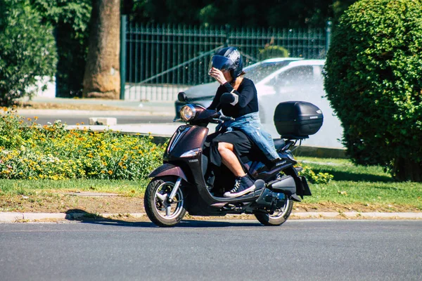 Sewilla Hiszpania Września 2021 Ludzie Jeżdżący Motocyklu Ulicach Sewilli Symbolicznego — Zdjęcie stockowe