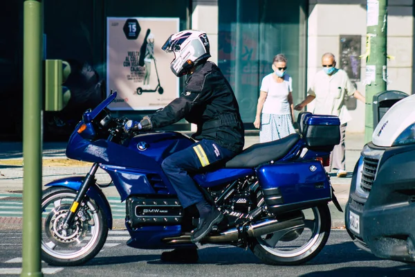 Sevilla Automatische Übersetzung September 2021 Menschen Rollen Mit Einem Motorrad — Stockfoto