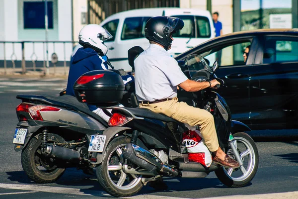 Sevilla Automatische Übersetzung September 2021 Menschen Rollen Mit Einem Motorrad — Stockfoto