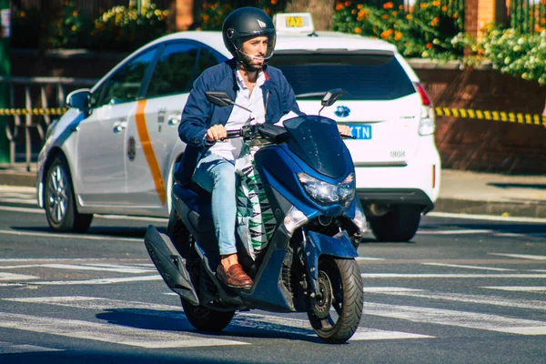 Sevilla Automatische Übersetzung September 2021 Menschen Rollen Mit Einem Motorrad — Stockfoto