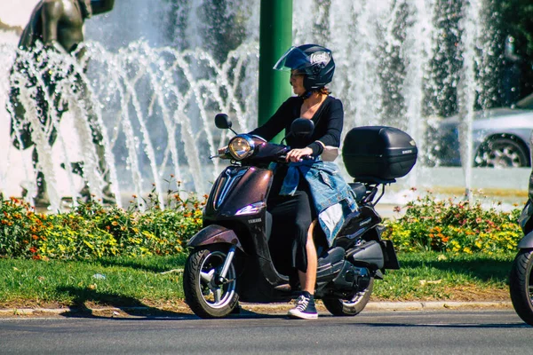 2021年9月22日在西班牙南部城市塞维利亚的街道上骑摩托车的人们 塞维利亚是一个标志性城市 也是安达卢西亚地区的首府 — 图库照片