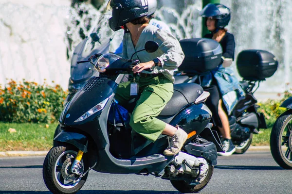 Sewilla Hiszpania Września 2021 Ludzie Jeżdżący Motocyklu Ulicach Sewilli Symbolicznego — Zdjęcie stockowe