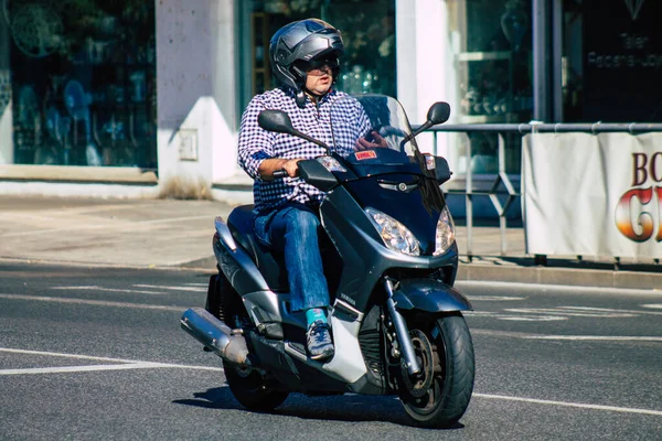 Sevilla Automatische Übersetzung September 2021 Menschen Rollen Mit Einem Motorrad — Stockfoto