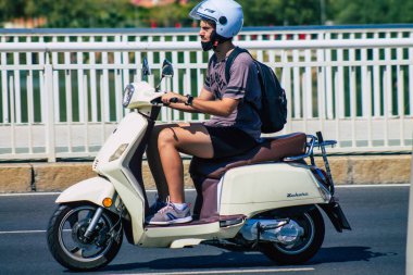 22 Eylül 2021 'de İspanya' nın başkenti ve sembolik bir şehir olan Seville sokaklarında motosikletle dolaşan insanlar İspanya 'nın güneyinde,
