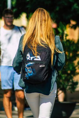 Sevilla İspanya 22 Eylül 2021 Seville sokaklarında elektrikli scooterla dolaşan insanlar, küçük bir iç yanmalı motorlar ve merkezde bir güverte ile çalışıyorlar.