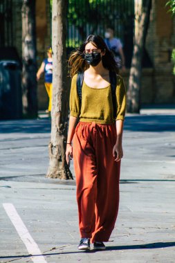 Seville İspanya 22 Eylül 2021 Coronavirus salgını sırasında sokakta yürüyen kimliği belirsiz bir kadın maske takmak zorunda değil ama çoğu insan bunu takıyor.