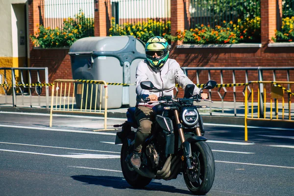 セビリアスペイン2021年9月22日スペイン南部のアンダルシア地方の象徴的な都市と首都セビリアの街をオートバイで走る人々 — ストック写真