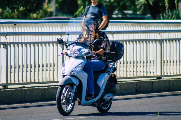 Sewilla Hiszpania Września 2021 Ludzie Jeżdżący Motocyklu Ulicach Sewilli Symbolicznego — Zdjęcie stockowe