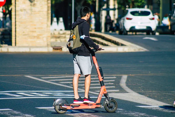 Siviglia Spagna Settembre 2021 Persone Che Rotolano Con Uno Scooter — Foto Stock