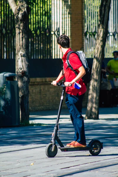 Sevilla Spanya Eylül 2021 Seville Sokaklarında Elektrikli Scooterla Dolaşan Insanlar — Stok fotoğraf