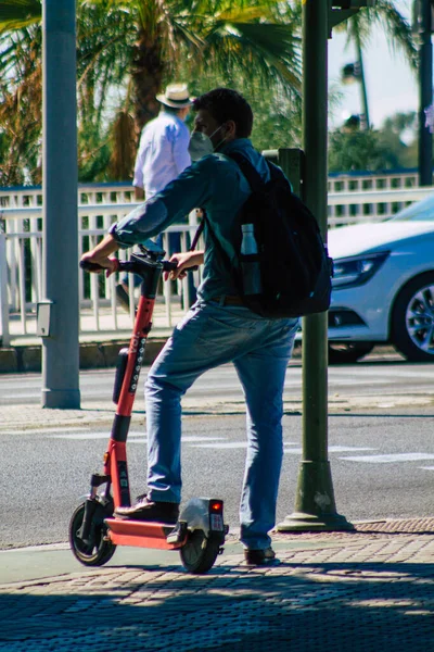 Sevilla Spanya Eylül 2021 Seville Sokaklarında Elektrikli Scooterla Dolaşan Insanlar — Stok fotoğraf