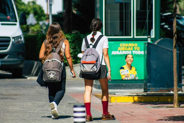 Siviglia Spagna Settembre 2021 Scolaretta Che Cammina Strada Durante Epidemia — Foto Stock