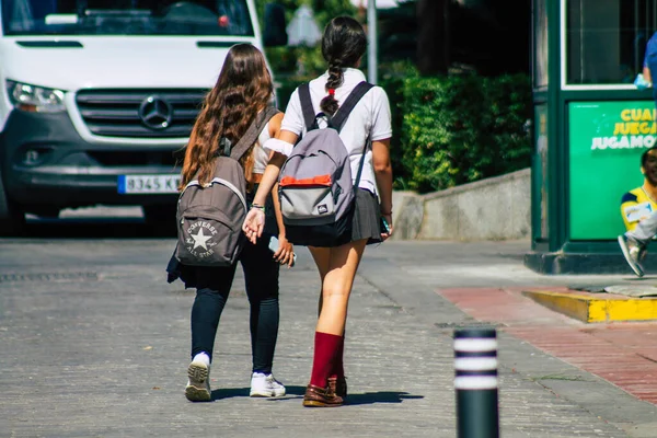 Siviglia Spagna Settembre 2021 Scolaretta Che Cammina Strada Durante Epidemia — Foto Stock