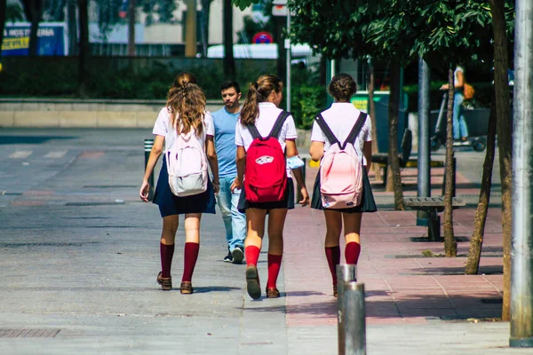 Sevilha Espanha Setembro 2021 Escola Menina Andando Rua Durante Surto — Fotografia de Stock