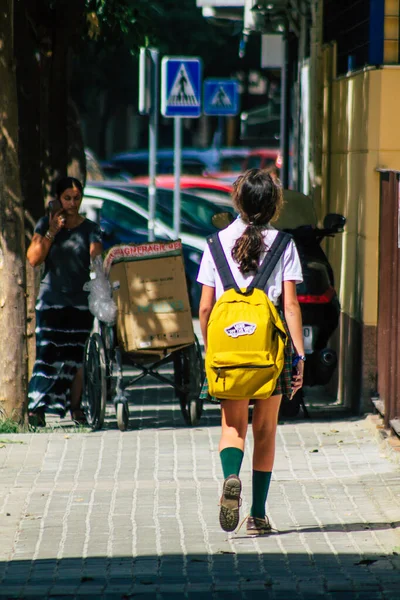 Siviglia Spagna Settembre 2021 Scolaretta Che Cammina Strada Durante Epidemia — Foto Stock