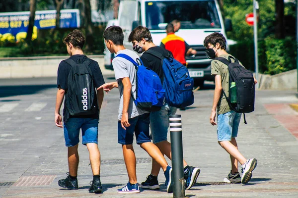 Sevilha Espanha Setembro 2021 Menino Escola Andando Rua Durante Surto — Fotografia de Stock
