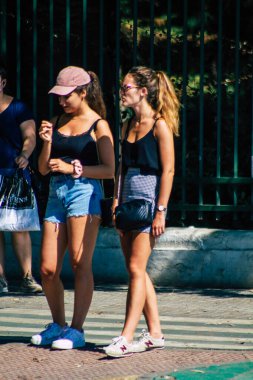 Seville İspanya 22 Eylül 2021 Coronavirus salgını sırasında sokakta yürüyen kimliği belirsiz bir kadın maske takmak zorunda değil ama çoğu insan bunu takıyor.