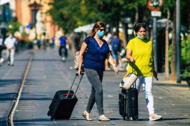 Seville İspanya 22 Eylül 2021 Coronavirus salgını sırasında sokaklarda yürüyen yayalar İspanya 'yı vuruyor, maske takmak zorunlu değil ama çoğu insan bunu takıyor.