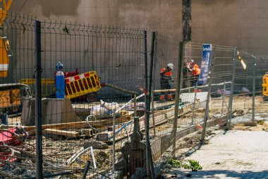 22 Eylül 2021 'de İspanya' nın güneyindeki Endülüs Bölgesi 'nin başkenti ve sembolik bir şehir olan Sevilla' nın merkezinde yeni bir bina inşa edildi.