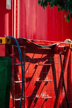 22 Eylül 2021 'de İspanya' nın güneyindeki Endülüs Bölgesi 'nin başkenti ve sembolik bir şehir olan Sevilla' nın merkezinde yeni bir bina inşa edildi.