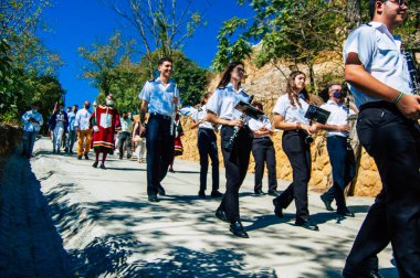 Carmona İspanya 26 Eylül 2021 Coronavirus salgını sırasında Carmona sokaklarında müzik çalan yerel bir müzik orkestrası üyelerinin dikkatine.