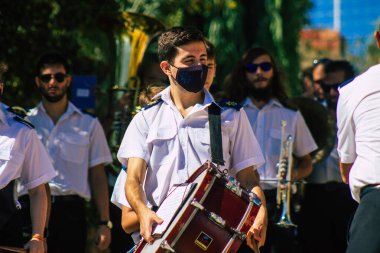 Carmona İspanya 26 Eylül 2021 Coronavirus salgını sırasında Carmona sokaklarında müzik çalan yerel bir müzik orkestrası üyelerinin dikkatine.