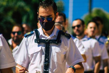 Carmona İspanya 26 Eylül 2021 Coronavirus salgını sırasında Carmona sokaklarında müzik çalan yerel bir müzik orkestrası üyelerinin dikkatine.