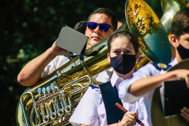 Carmona İspanya 26 Eylül 2021 Coronavirus salgını sırasında Carmona sokaklarında müzik çalan yerel bir müzik orkestrası üyelerinin dikkatine.